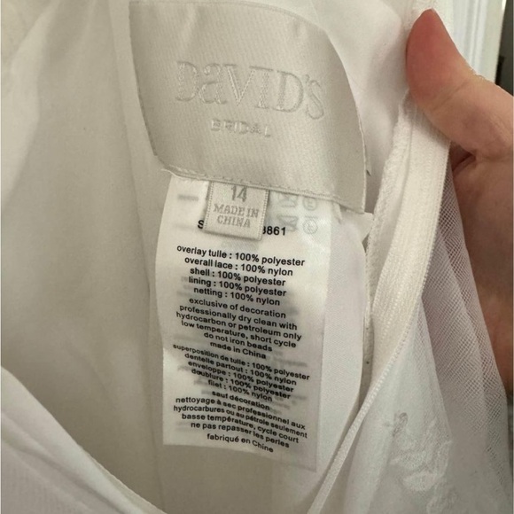 David’s Bridal - Lace & Tulle Ballgown Wedding Dress - Picture 4 of 9